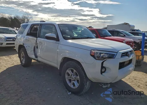 2022 Toyota 4Runner Sr5 z USA, uszkodzony, nr VIN JTEEU5JR9N5276459